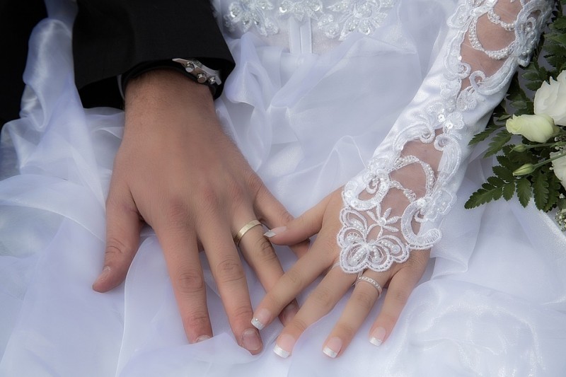 Nach der Hochzeit verändert sich das Verhalten ihres Mannes so sehr, dass diese Frau um Hilfe bittet.