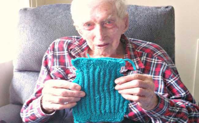 Dieser 109-jährige Mann strickt den ganzen Tag. Warum? Der Grund ging mir ans Herz.