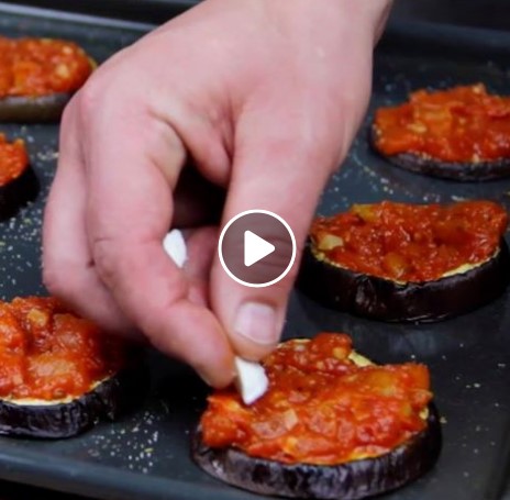 Die kleinste und gesündeste Pizza der Welt - aus Aubergine. Mmh...