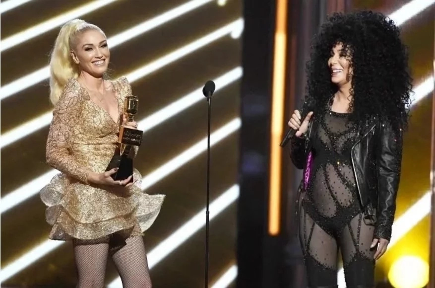 Die 71-jährige Cher kam zu einer Preisverleihung in einem durchsichtigen Kleid 