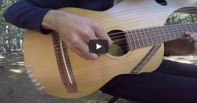 Mann spielt „Sound of Silence“ auf einer 18-saitigen Gitarre – mache dich auf einen magischen Moment gefasst!