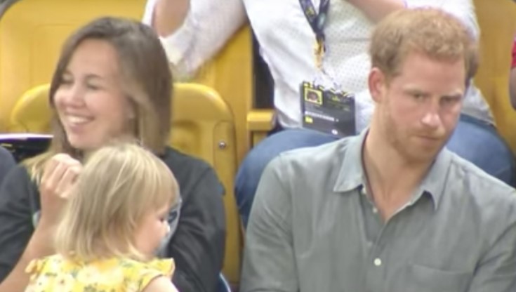 2-Jährige beklaut Prinz Harry und wird dafür im Internet gefeiert.