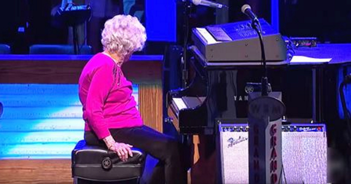 Die 98-jährige Großmutter unterbrach das Country-Musik-Konzert, aber niemand hätte dies erwartet!