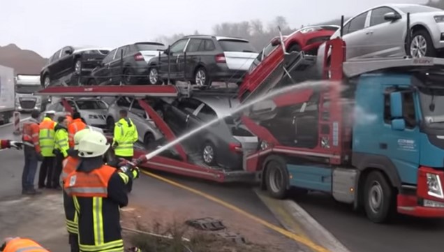 Feuerwehr hat nach fatalem Unfall genug: Schau als sie die respektlosen Schaulustigen mit Wasser bespritzen!