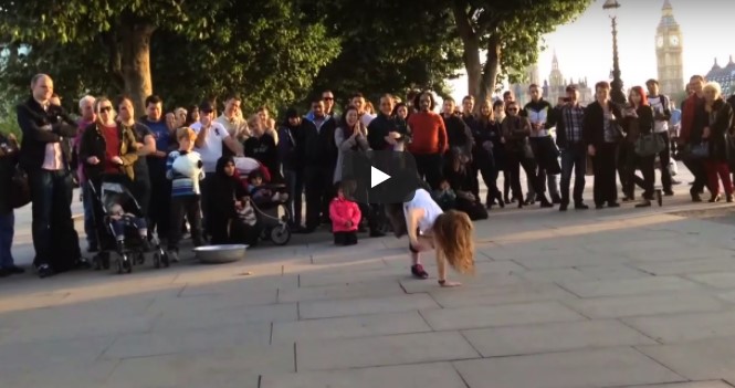 Straßenkünstler fordert 9-jähriges Mädchen heraus – Sekunden später ist das Publikum sprachlos!