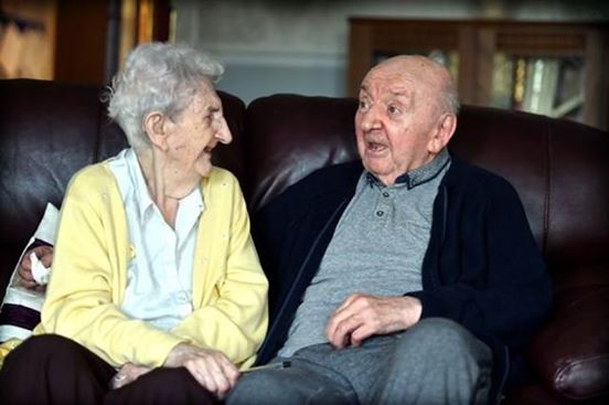 98-Jährige zieht ins Pflegeheim, um für ihren Sohn zu sorgen.