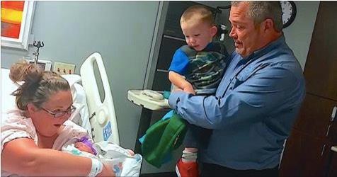 Er begrüßt seine neugeborene Enkelin – als die Mutter die Decke hochhebt, kommen ihm die Tränen!
