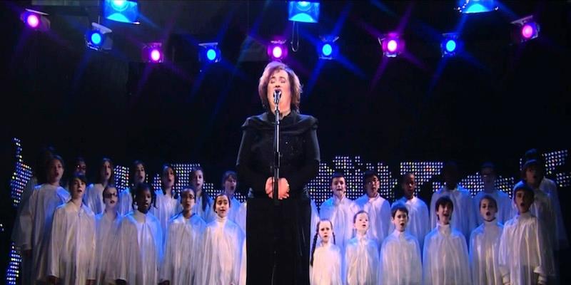 Das Publikum bekommt Gänsehaut, als Susan Boyle mit dem Kinderchor „O heil’ge Nacht“ singt!