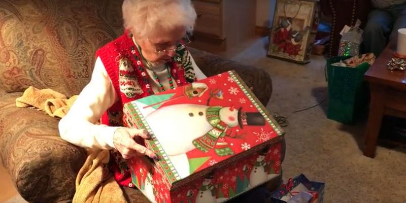Großmutter packt ihr Weihnachtsgeschenk aus – ihre Reaktion bringt tausende Menschen zum Dahinschmelzen