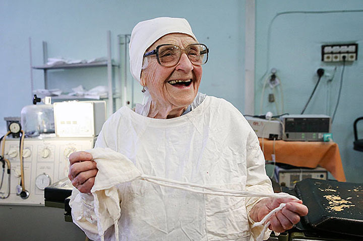 Sie ist 89 Jahre alt, aber das stört sie gar nicht, jeden Tag 4 Operationen zu machen