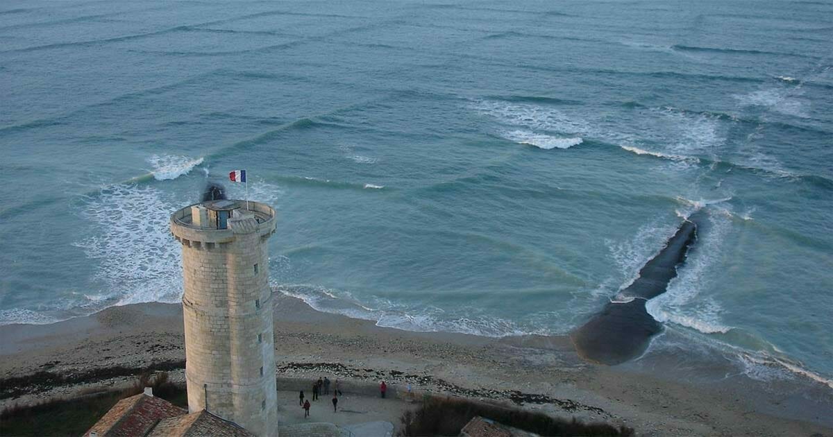 Mann fotografiert seltsame rechteckige Wellen: Sekunden später bangt er um sein Leben