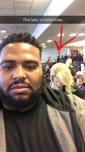 Frau macht rassistischen Kommentar zu farbigem Mann am Flughafen – seine Antwort ist brillant