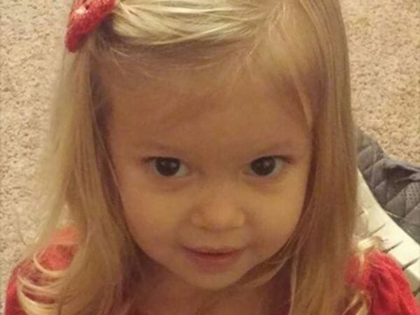 Zweijährige läuft blau an und spuckt Blut, Stunden später ist sie tot – ihre Eltern warnen nun vor diesen Batterien