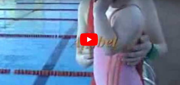 Das 21 Monate alte Mädchen lernt zu schwimmen – eines der schönsten Videos, die wir gesehen haben