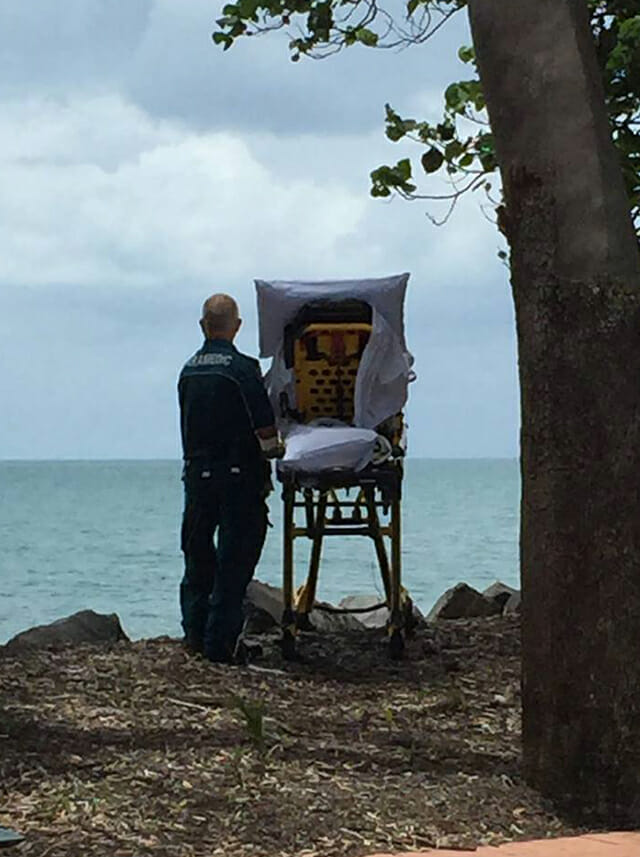 Rettungskräfte bringen Patientin zum Strand, damit sie ein letztes Mal das Meer sehen kann