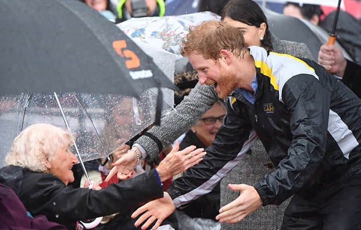 97 Jährige wartet Stunden im Regen und versucht, Prince Harrys Aufmerksamkeit zu erhaschen – da erkennt er sie wieder