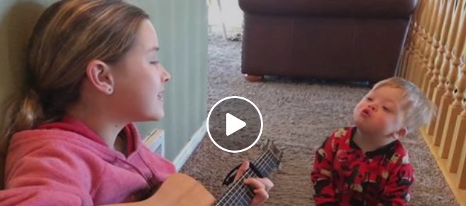 Schwester bringt ihren Bruder mit Down-Syndrom das Sprechen bei – in dem sie gemeinsam singen