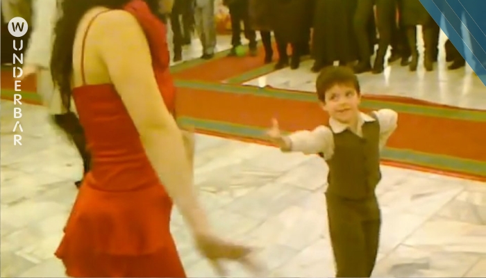 Der 7-Jährige fordert auf der Hochzeit die Frau im roten Kleid zum Tanz auf. Den Gästen vergeht Hören und Sehen!
