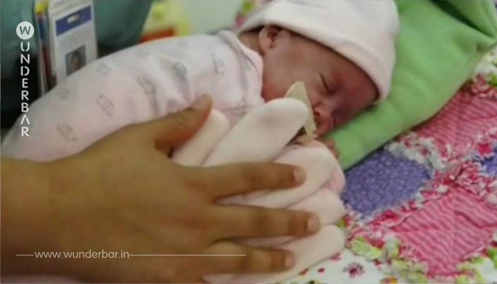 Eine Mutter legt einen Handschuh mit Leinsamen auf ihr Neugeborenes. Am nächsten Tag entdeckt die Hebamme etwas Unglaubliches.