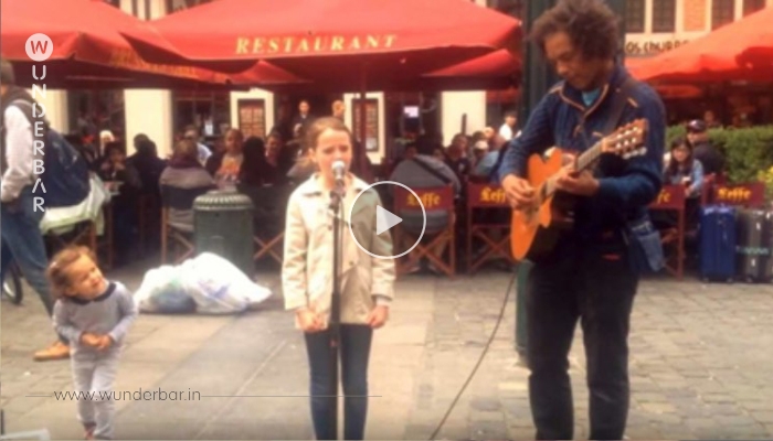 Das Mädchen begleitet einen Straßenmusikanten und singt „Ave Maria“ – das Ergebnis gibt uns Gänsehaut