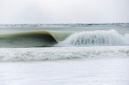 Fotograf hält ein einzigartiges und wunderbares Phänomen fest – gefrorene Wellen an der Küste