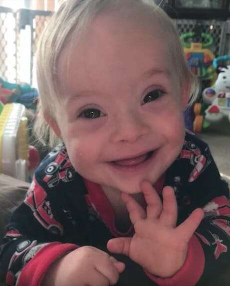 Lucas hat Down-Syndrom und ist das neue Gesicht der Marke Gerber – er lächelt sich direkt in unsere Herzen