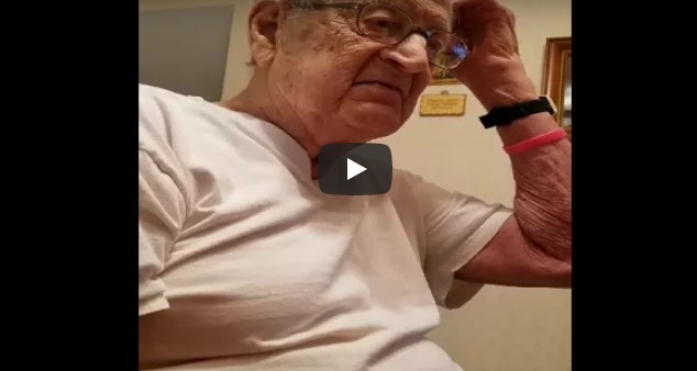 98 Jahre alte Vater findet heraus, wie alt er wirklich ist und kann seinen Ohren kaum trauen