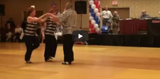 Das Paar beginnt seine Tanznummer, aber schauen Sie, eine andere Frau läuft auf die Tanzfläche!