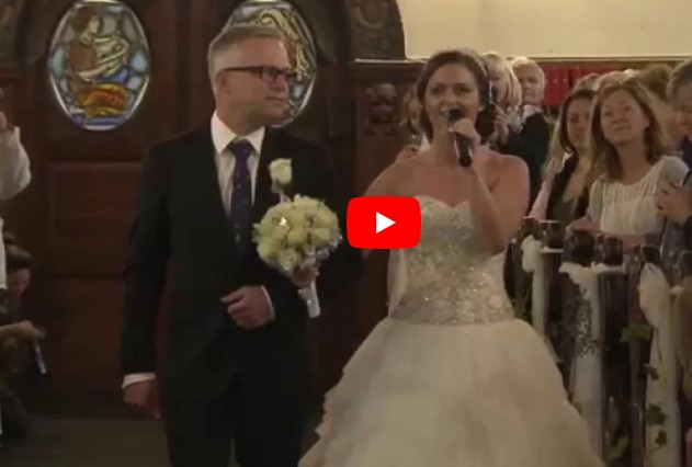 Video: Braut und zitternder Papa singen Bräutigam zu Tränen.