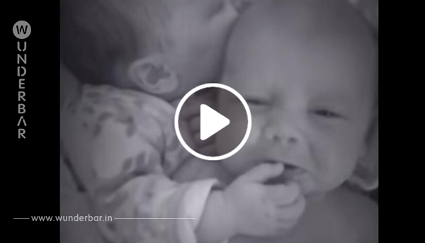 Die Mutter hört den Zwillingsjungen im Bett weinen. Aber was sie dann auf der Baby-Kamera beobachtet, lässt ihr Tränen in die Augen steigen.