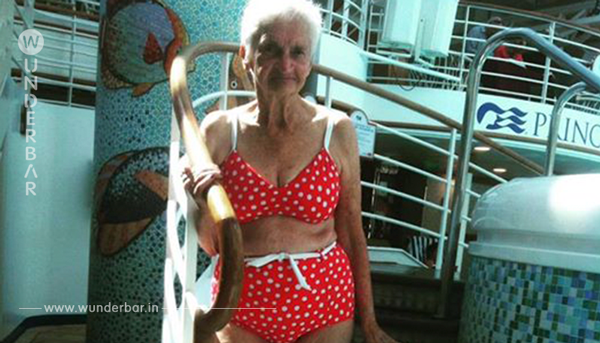 Ihre Familie überzeugt die 90 Jährige einen Bikini zu tragen. Und das Netz flippt aus bei diesem Foto!