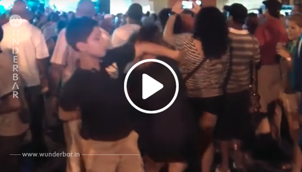 14-Jähriger bittet die Frau um einen Tanz – schau, was er dann macht, als sie seine Hand ergreift!