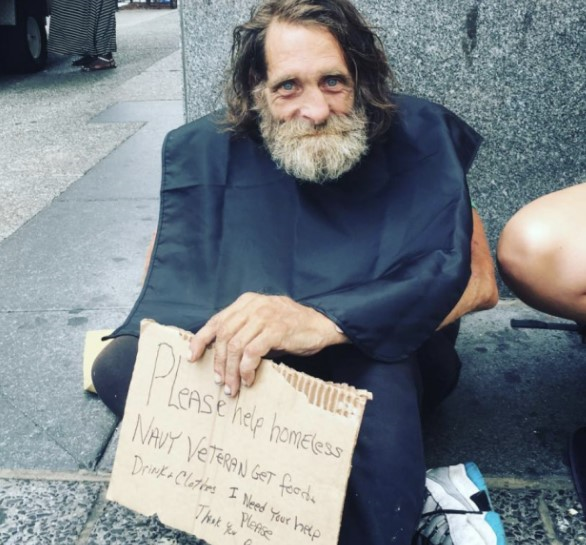 Junge Frau holt Obdachlosen von der Straße.