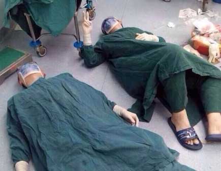 Bilder von Chirurgen, die auf dem Boden liegen wurden im Netzwerk auf einmal bekannt. Der Grund wird Sie ja überraschen!