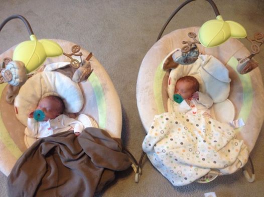 Die Zwillinge befinden sich in derselben Gebärmutter – als sie geboren werden, ist es im gesamten Raum still