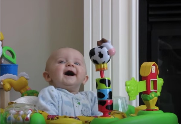 Video: Mama putzt Nase – Baby weiß nicht, wie ihm geschieht!
