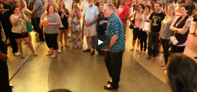 Großvater steht zwei jungen Tänzern gegenüber – das Publikum ist begeistert, als er gewinnt