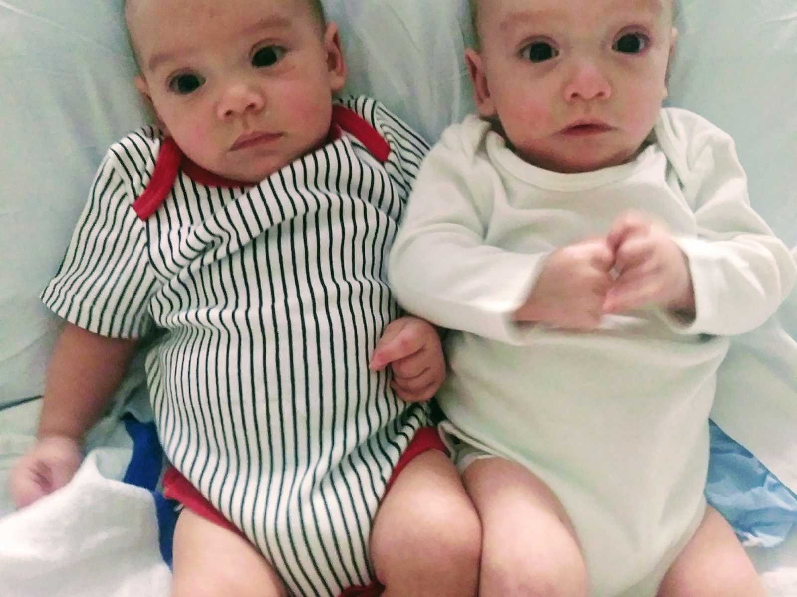 Zwillinge benötigen eine wichtige OP, um zu überleben – da überrascht ihr 4 jähriger Bruder Eltern und Ärzte gleichermaßen