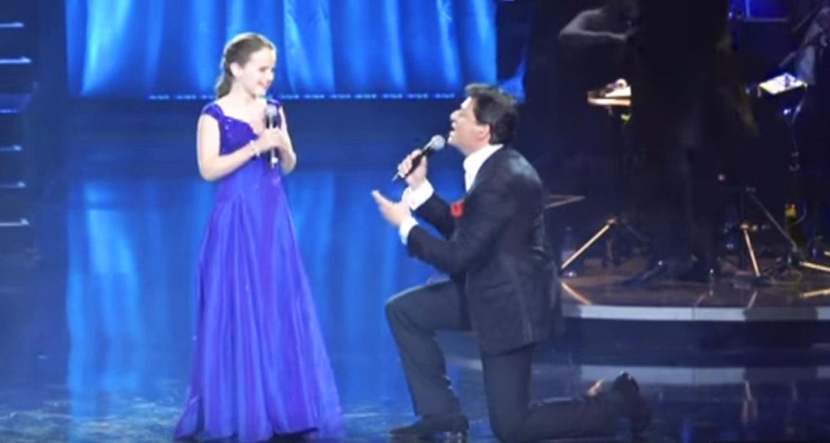 Er lud dieses 12-jährige Mädchen ein, mit ihm zu singen. Und dann passierte es... Fantastisch!