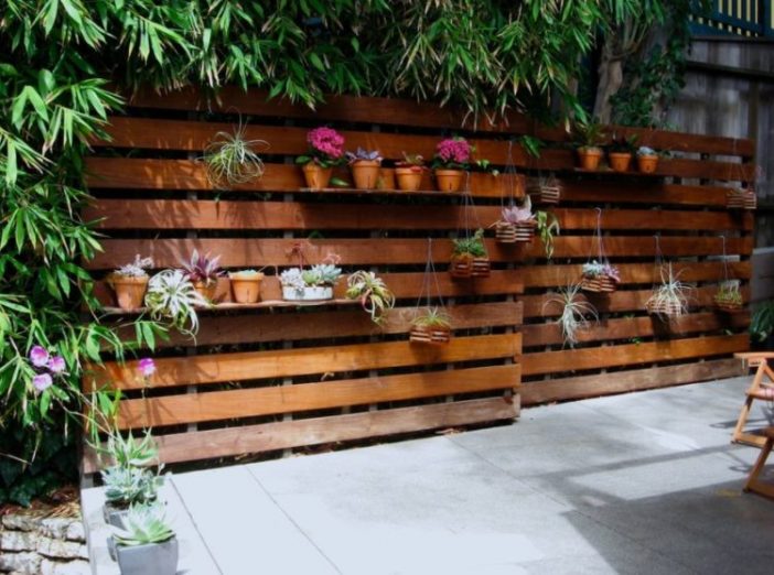 Die schönsten Gartenzäune erstellen Sie ganz einfach mit Holz aus Paletten! Schauen Sie sich hier 10 wunderbare und preiswerte Beispiele an!