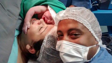 Vater filmt die Geburt seiner Tochter: Die Reaktion des Babys kurz nach seiner Ankunft macht alle sprachlos