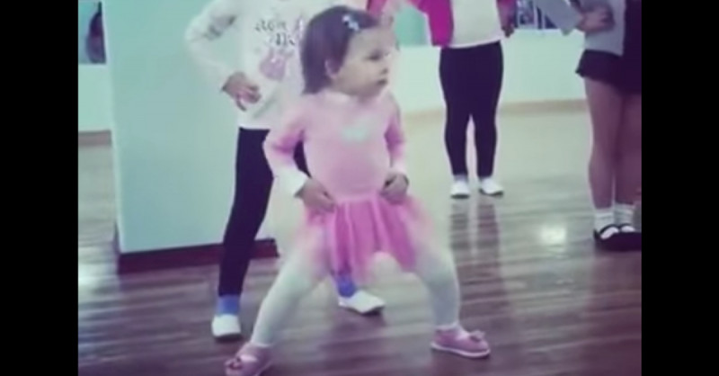 Kleines Mädchen tanzt gegen den Takt, begeistert Internet.