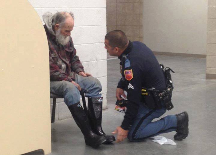 Der Obdachlose weigert sich den Laden zu verlassen. Doch was der Polizist dann sieht, bricht ihm das Herz.
