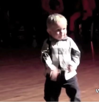 Der 2-jährige Tänzer sammelte 32 Millionen Aufrufe auf YouTube. Einfach nur witziges Baby!