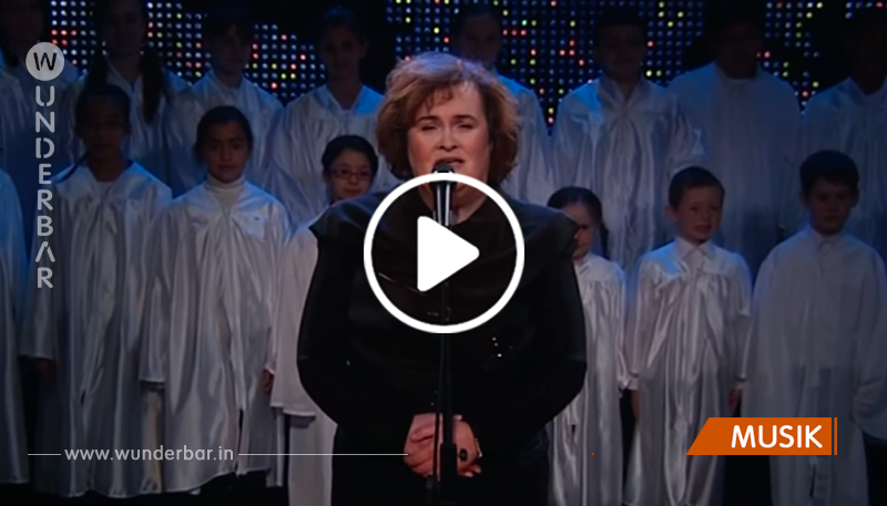 Das Publikum bekommt Gänsehaut, als Susan Boyle mit dem Kinderchor „O heil’ge Nacht“ singt
