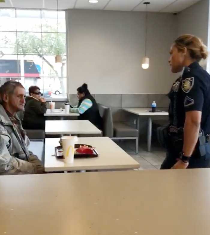 Ein Mann kauft bei McDonalds Essen für Obdachlosen – dann kommt die Polizei und schmeißt sie beide raus