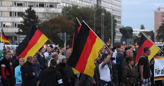 Bürgerwehr  zieht durch Chemnitz, bedroht Menschen und bepöbelt sie rassistisch