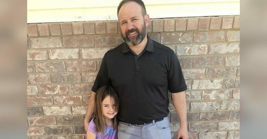 Papa holt 6 jährige Tochter von Schule ab – da entdeckt sie den nassen Fleck auf seiner Hose