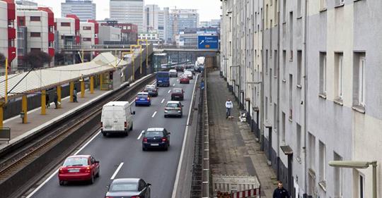 Erstmals Autobahn betroffen: Gericht ordnet Diesel Fahrverbot auf Autobahn A40 an