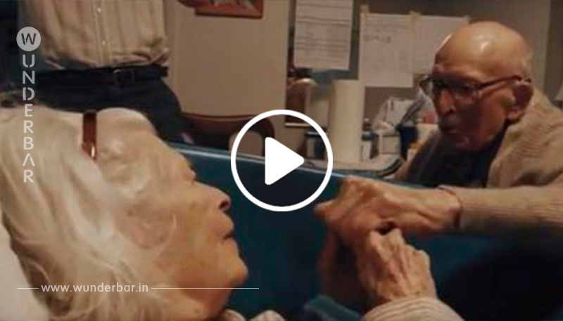 105 Jahre alter Mann besucht seine 100 Jahre alte Ehefrau im Krankenhaus, um den 80. Hochzeitstag in Anwesenheit der ganzen erstaunten Familie zu feiern